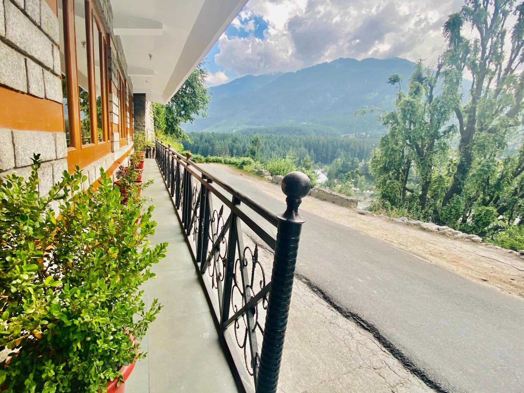 Hotel Hollywood Manali - A True Riverview Hotel Exterior photo
